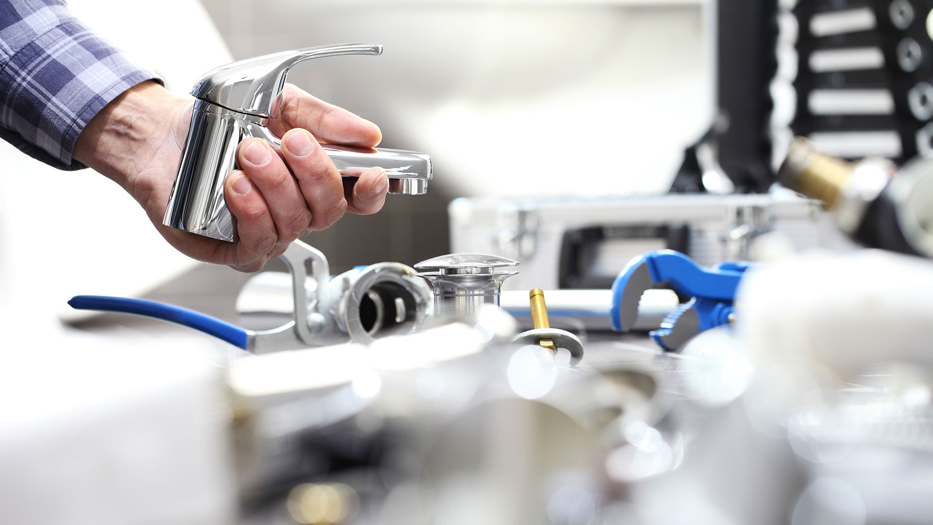 Mróz kontra Rury: Jak Skutecznie Zabezpieczyć Instalację Wodną Przed Zimowymi Uszkodzeniami?