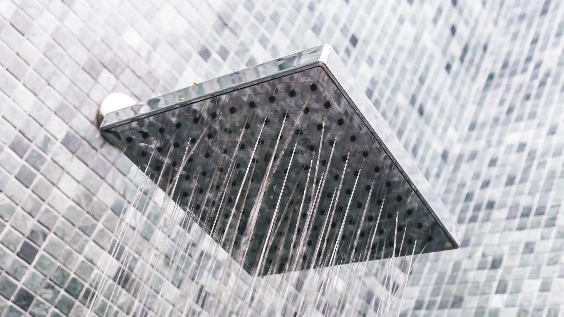 Mróz kontra Rury: Jak Skutecznie Zabezpieczyć Instalację Wodną Przed Zimowymi Uszkodzeniami?