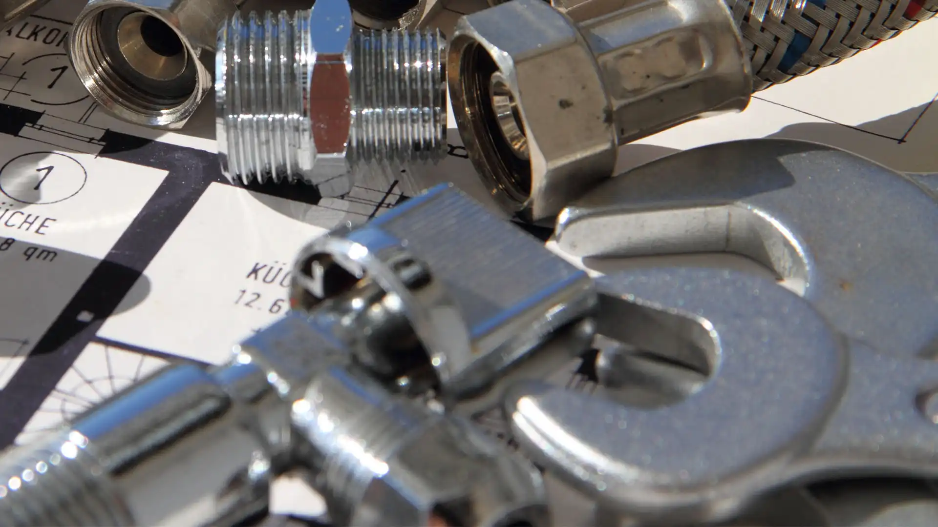 Mróz kontra Rury: Jak Skutecznie Zabezpieczyć Instalację Wodną Przed Zimowymi Uszkodzeniami?