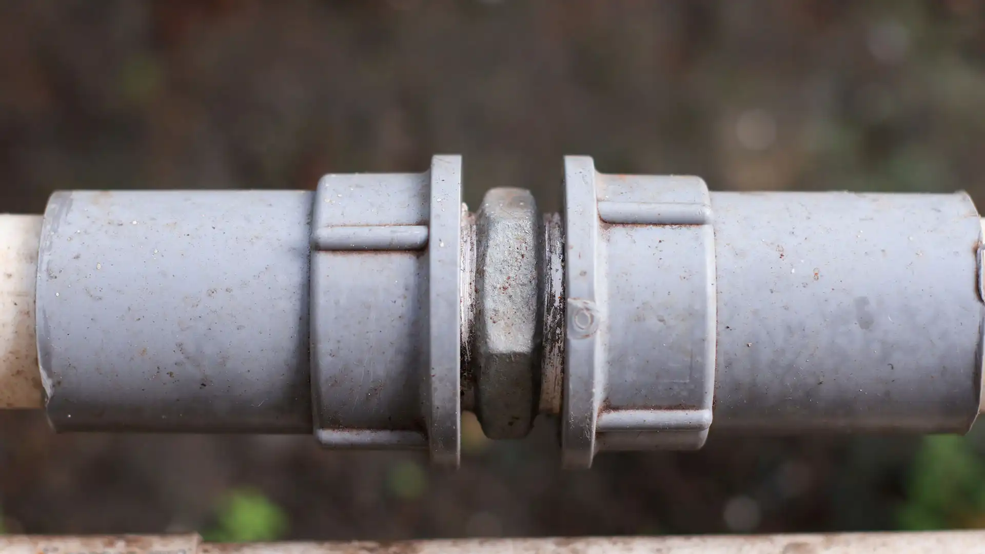 Mróz kontra Rury: Jak Skutecznie Zabezpieczyć Instalację Wodną Przed Zimowymi Uszkodzeniami?