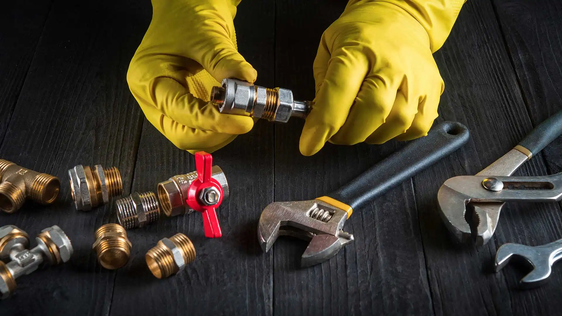 Mróz kontra Rury: Jak Skutecznie Zabezpieczyć Instalację Wodną Przed Zimowymi Uszkodzeniami?