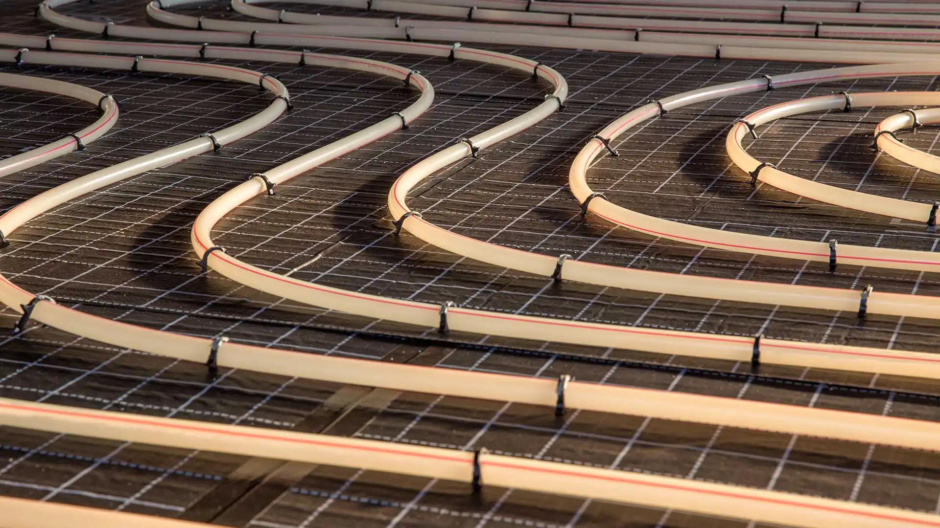 Mróz kontra Rury: Jak Skutecznie Zabezpieczyć Instalację Wodną Przed Zimowymi Uszkodzeniami?