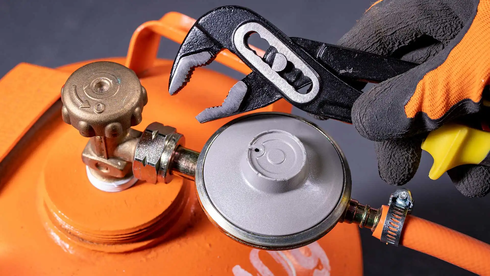 Mróz kontra Rury: Jak Skutecznie Zabezpieczyć Instalację Wodną Przed Zimowymi Uszkodzeniami?