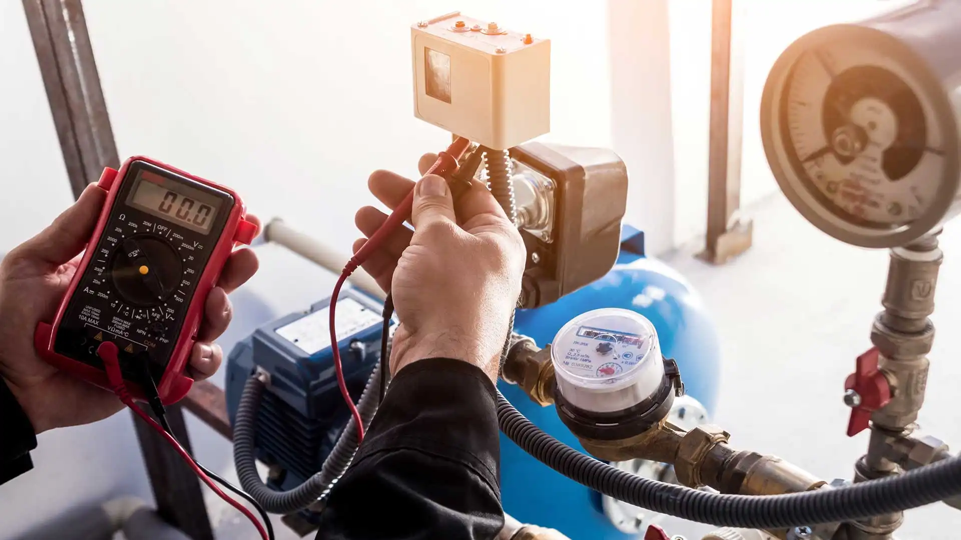 Mróz kontra Rury: Jak Skutecznie Zabezpieczyć Instalację Wodną Przed Zimowymi Uszkodzeniami?